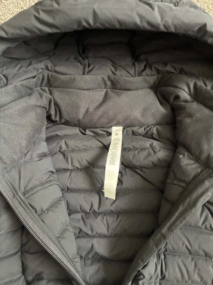 Chaqueta de relleno Lululemon Pack It Down para mujer talla 6 negra con capucha acolchada Foto 3 de 4