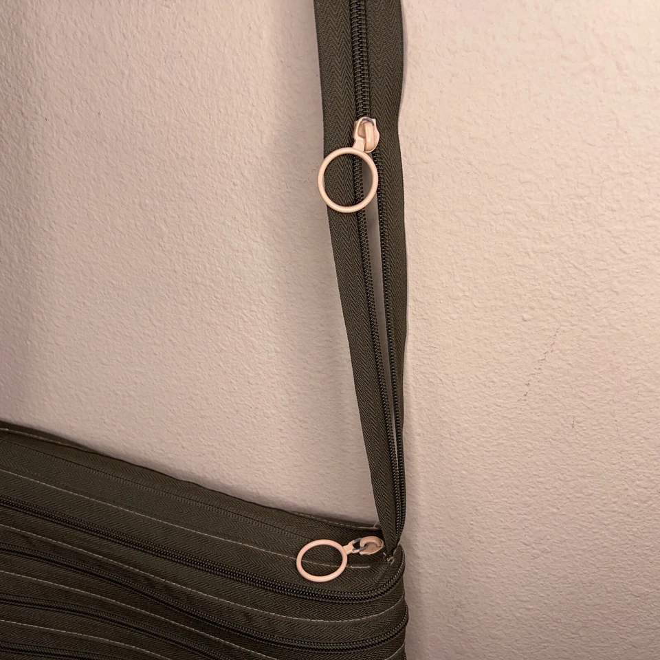 BOLSO DE MANO LIGERO DE VIAJE VERDE OLIVA MILITAR CON CREMALLERA Foto 3 de 4