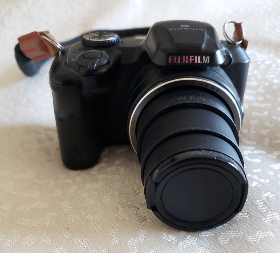 Fijifilm Fine Pix S8600 36x Super Wide 25-900mm Digital Camera