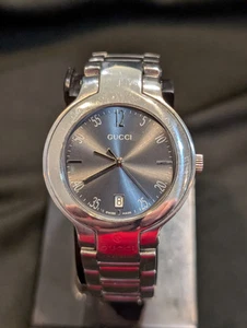 Montre pour homme GUCCI 8900M Collection ton argent cadran gris date acier inoxydable