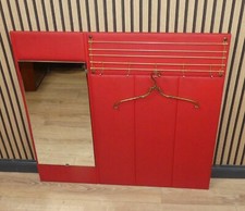 1970er Garderobe Flurgarderobe Wandgarderobe rot Messing String mit Spiegel