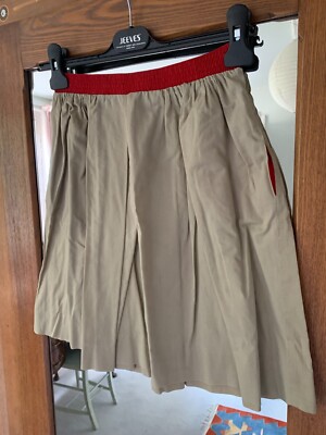 Vintage Daniel Hechter Rock Kakhi mit rotem Besatz. Alter 08 Jahre. 100% Baumwolle.
