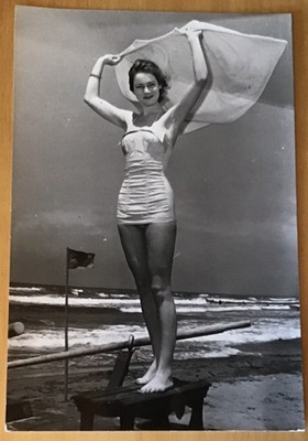 May Britt am Strand PORTRAIT Pressefoto Badeanzug
