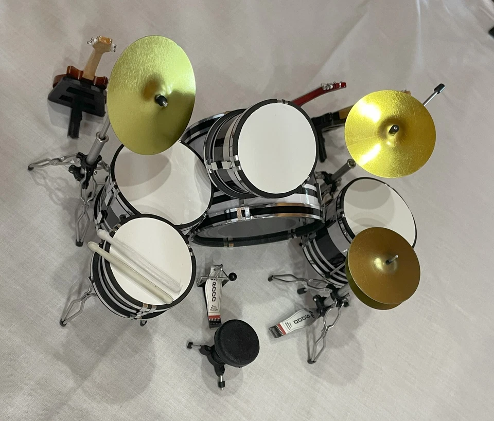 MINIATURE DRUM & GUITAR SET - LINKIN PARK #1 - MEMORABILIA AND COLLECTIBLES - Image 4 of 4