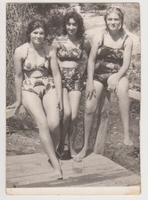 Trois jolies belles jeunes femmes maillot de bain de plage bikini nature femm...