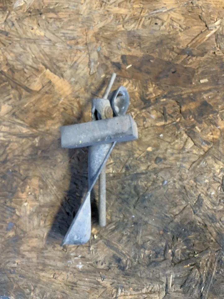 2004-2006 DODGE DURANGO  REAR EMERGENCY PARKING BRAKE CABLE bracket - Image 3 of 3