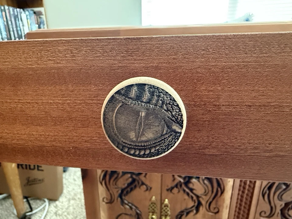 Gabinete temático dragón hecho a mano Foto 4 de 4