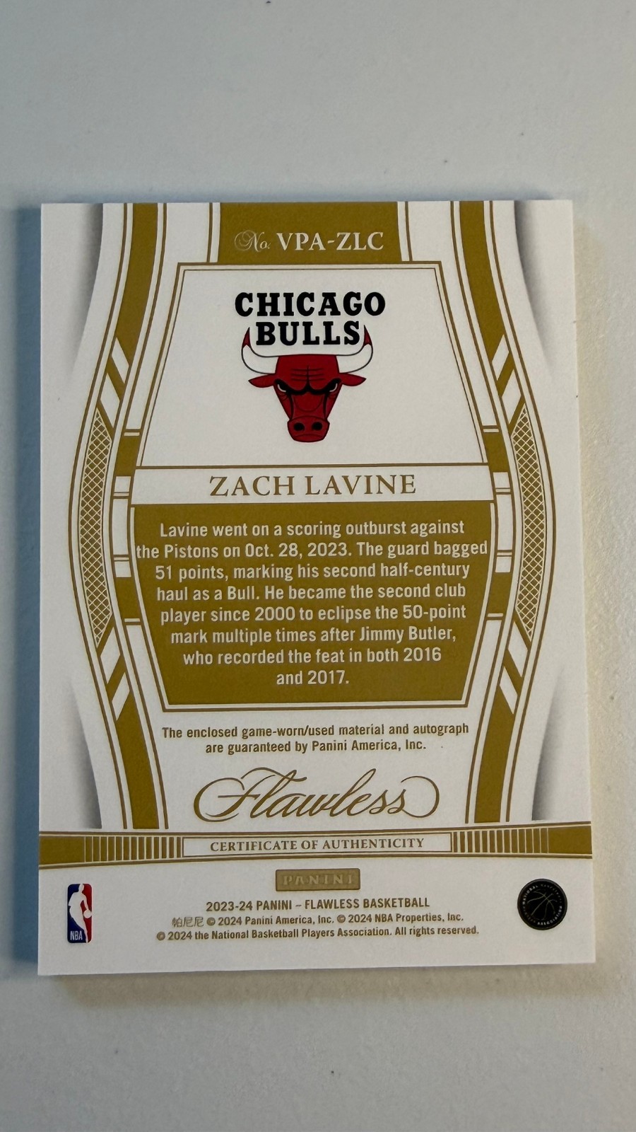2023-24 Flawless #VPA-ZLC Zach LaVine 3-clr game worn patch auto #-25 view 2