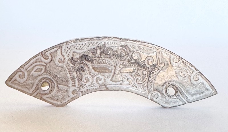 A WHITE JADE ‘DOUBLE-DRAGON’ PENDANT, HUANG WESTERN ZHOU DYNASTY