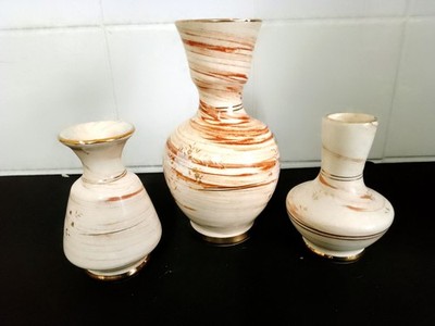 Vintage kleine handgefertigte goldene griechische Keramik Vase von G. S. Presenta Ltd