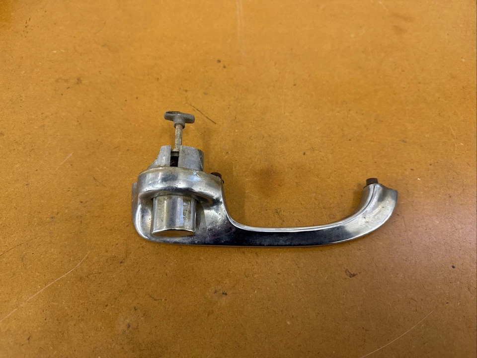1963-1964 Chevrolet Impala Driver maçaneta externa dianteira cromada fabricante de equipamento original - Imagem 3 de 4