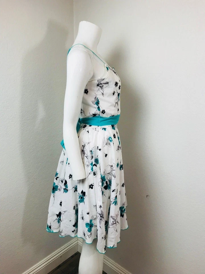 Vestido pequeño de lapislázuli con correa de espagueti hasta la rodilla blanco verde línea A floral Foto 4 de 4