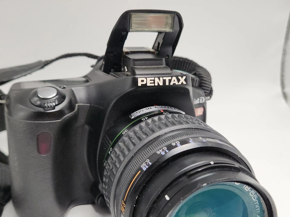 Pentax *ist D L digital camera Kit with Pentax 18-55mm auto-focus zoom lens. - Bild 4 von 4