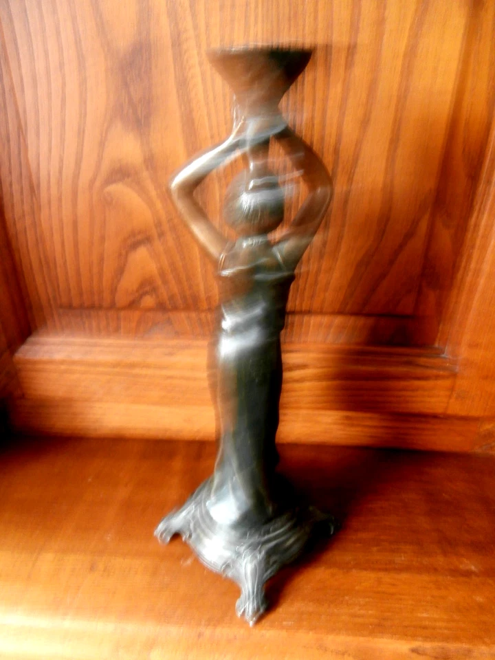 Statue régule signée L. GOYEAU, Femme Portant un pot sur la tête - Photo 3/4