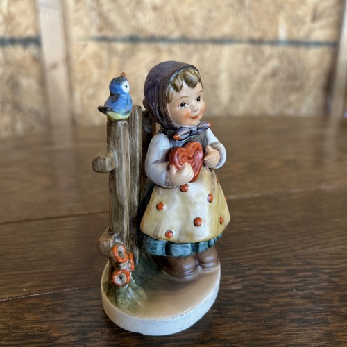 “Sweet Greetings” HUM #352, Hummel Goebel Figurine, Girl Holding Heart, MINT - Picture 7 of 10