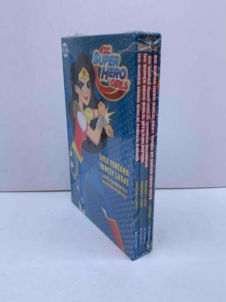 【希少】DC Super Hero Girls スーパーガール 未開封 DC Super Hero Girls Young Adult Comic Book Box Set - Shea Fontana