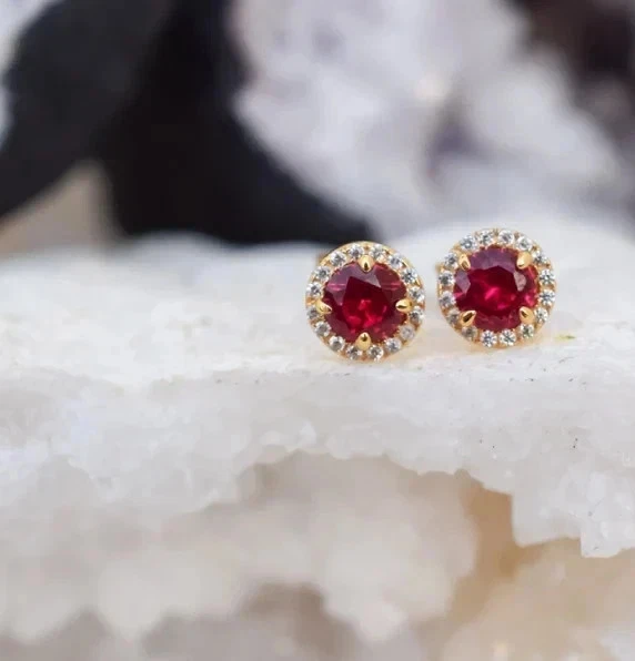 Pendiente de oro amarillo de 14 quilates de rubí rojo creado en laboratorio de corte redondo de 2,3 quilates con acabado en oro amarillo de 14 quilates Foto 3 de 4