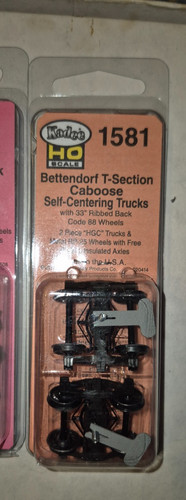 Camiones autocentrados HO Kadee 1581 Bettendorf sección T caboose nuevo en paquete MB5 | Zustand: New
