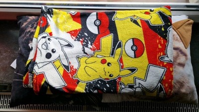 Anime Pokémon Kuscheldecke  120x150cm Pokemon Pikachu Plus Zwei Kissen 40x40cm