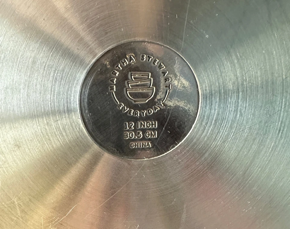 Sartén y tapa Martha Stewart de acero inoxidable con fondo revestido de alta resistencia de 12" Foto 4 de 4