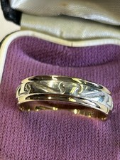 Gents 9ct Yellow And White Gold 6mm Patterned Wedding Ring. Size W 4.64G lot 51