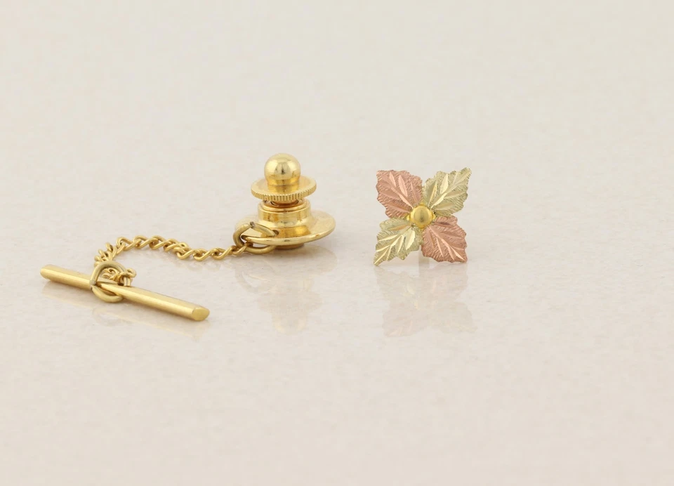 Prendedor de solapa de oro amarillo de 10 k para hombre hoja de oro rosa corbata Black Hills dorado 3/8" Foto 4 de 4