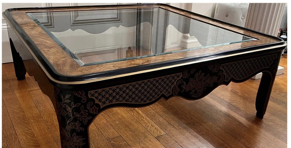 Mesa de centro Drexel Heritage Et Cetera Chinoiserie & Burl madera cuadrada con tapa de vidrio Foto 2 de 4