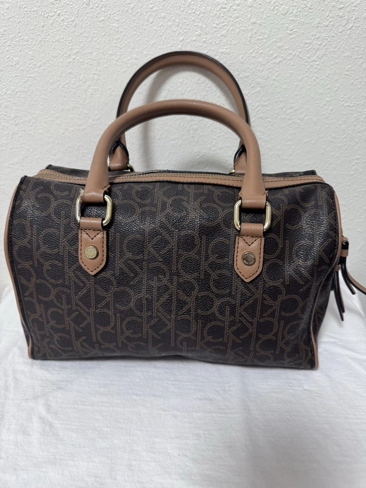 Cartera Calvin Klein Signature bordada con flores y cremallera. Foto 2 de 4