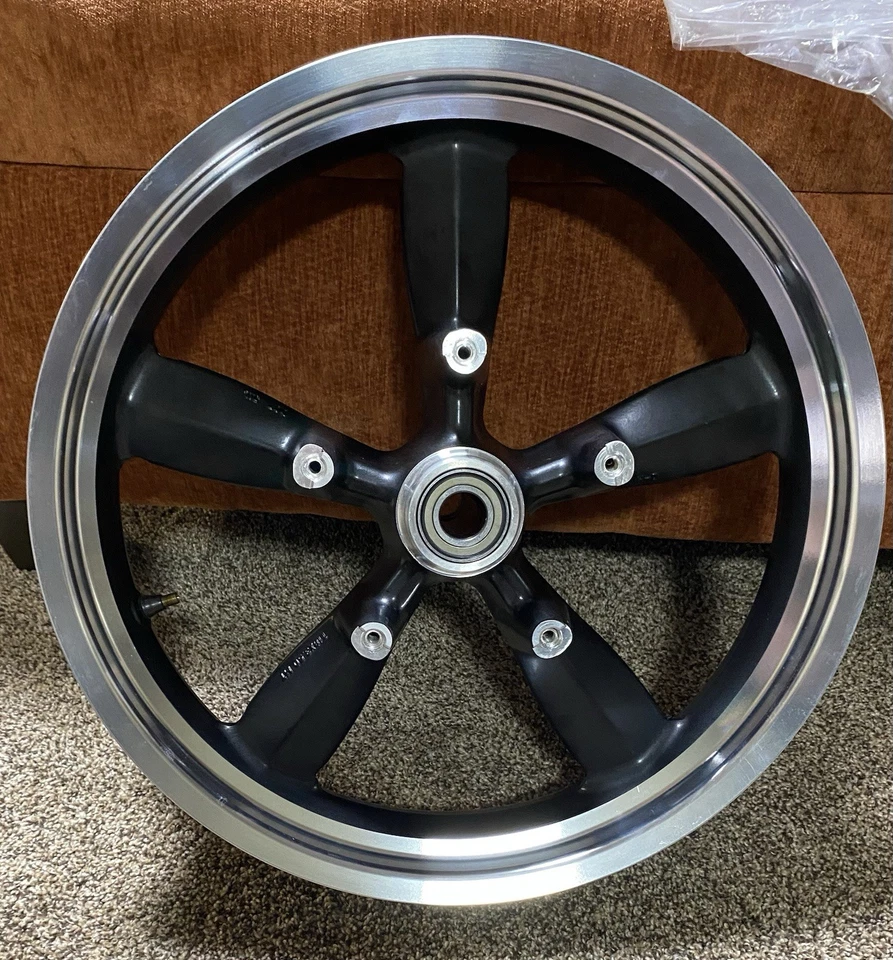 Llanta delantera recta 18x3,5 47855-12 Harley FLD Dyna Switchback 2012-2016 Foto 2 de 4