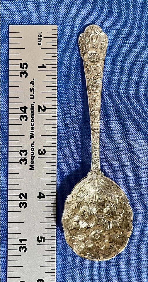 Rara cuchara Gorham Cluny de plata esterlina - Repoussé renacimiento gótico 1880 antigua Foto 3 de 4