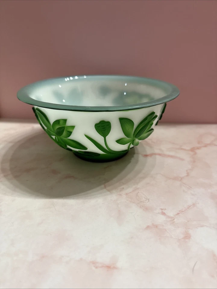 Cuenco superpuesto tallado verde vidrio blanco chino Pekín ver fotos Foto 3 de 4