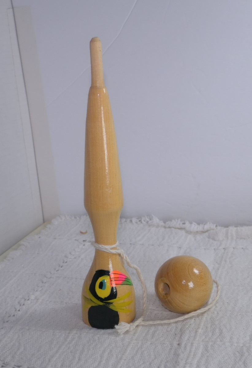 Tazza e palla in legno per coordinazione occhio-mano