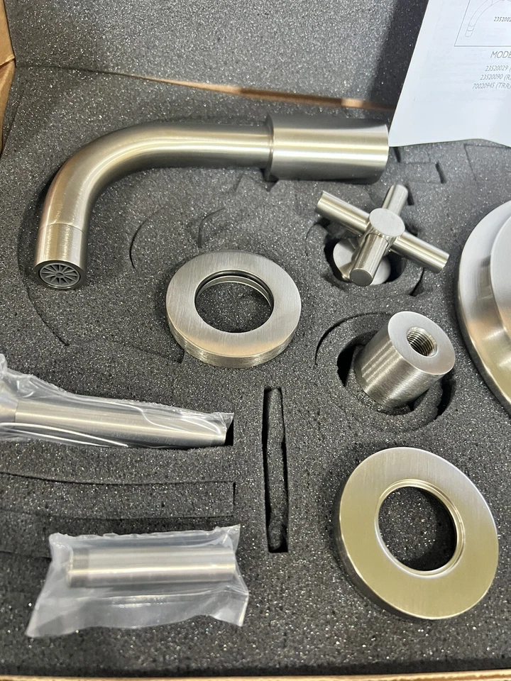 HERRAJES DE RESTAURACIÓN NÍQUEL SATINADO SUTTON BAÑERA DE PRESIÓN EQUILIBRADA BOQUILLA Y MOLDURA Foto 4 de 4