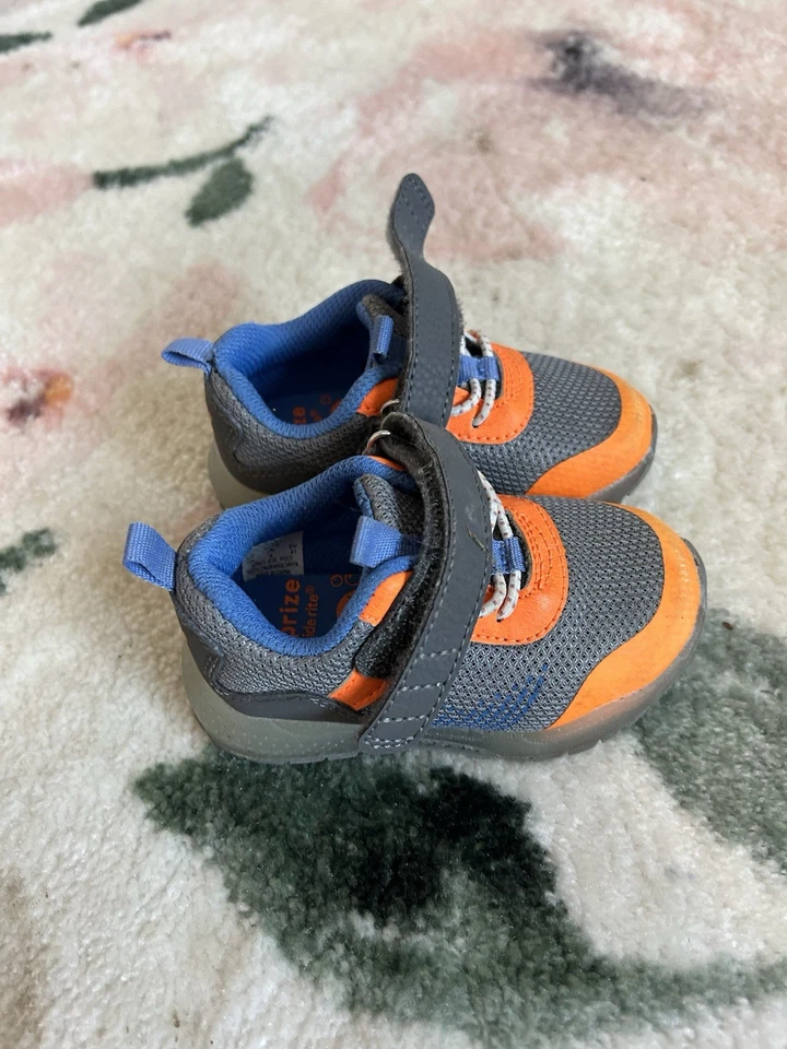 Zapatillas Surprise by Stride Rite gris y naranja para niños Foto 2 de 4