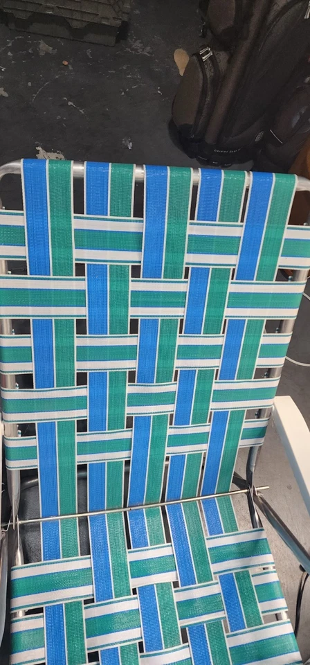 Chaise salón reclinable vintage de aluminio con plataforma de rayos de sol para césped y piscina azul Foto 3 de 4