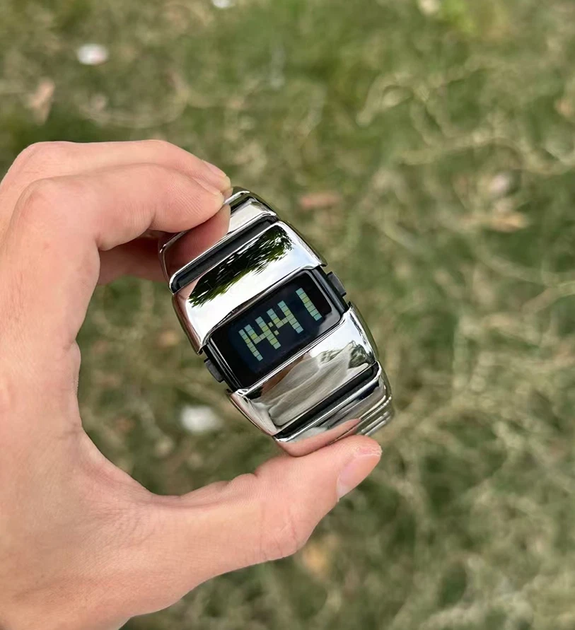 Reloj digital futurista de acero inoxidable Y2K cuarzo japonés - plata brillante Foto 4 de 4