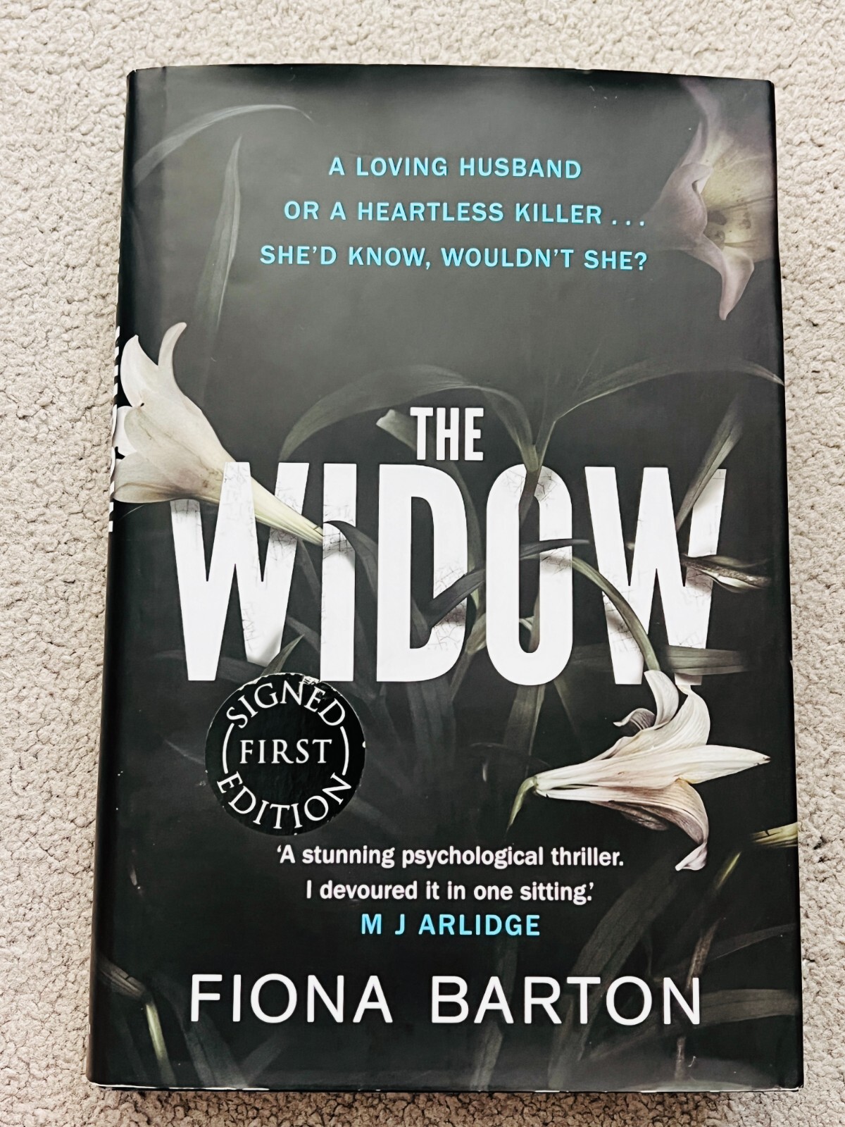 THE WIDOW by FIONA BARTON - signed by the author (SB4216)