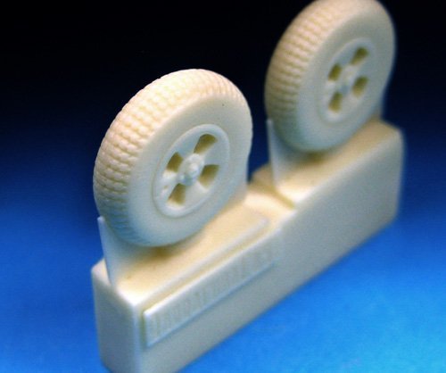 Barracuda R72222 1/72 British 4-Slot 32" Wheels, Block Tread - Picture 3 of 4