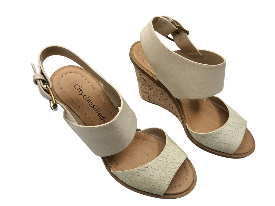 Sandálias anabela bege classificadas na cidade com salto de cortiça e fecho de fivela ajustável - Imagem 2 de 4