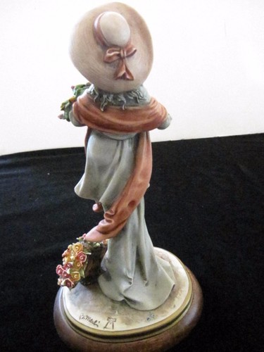 FIGURA DE COLECCIÓN B. MERLI, DAMA CON FLORES, 11"H, EXCELENTE ESTADO - Imagen 4 de 6