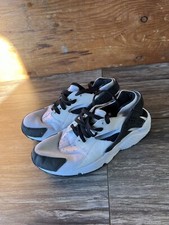 NIKE HUARACHE SIZE 7Y BOY'S / GIRLS SHOES 2015 654275 103 BLACK AND WHITE