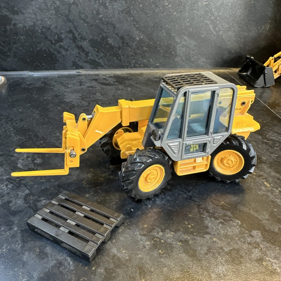 JOAL  1:35  SCALE JCB  FARM SPECIAL LOADALL WITH PALLET FORKS B1 - Image 3 of 4