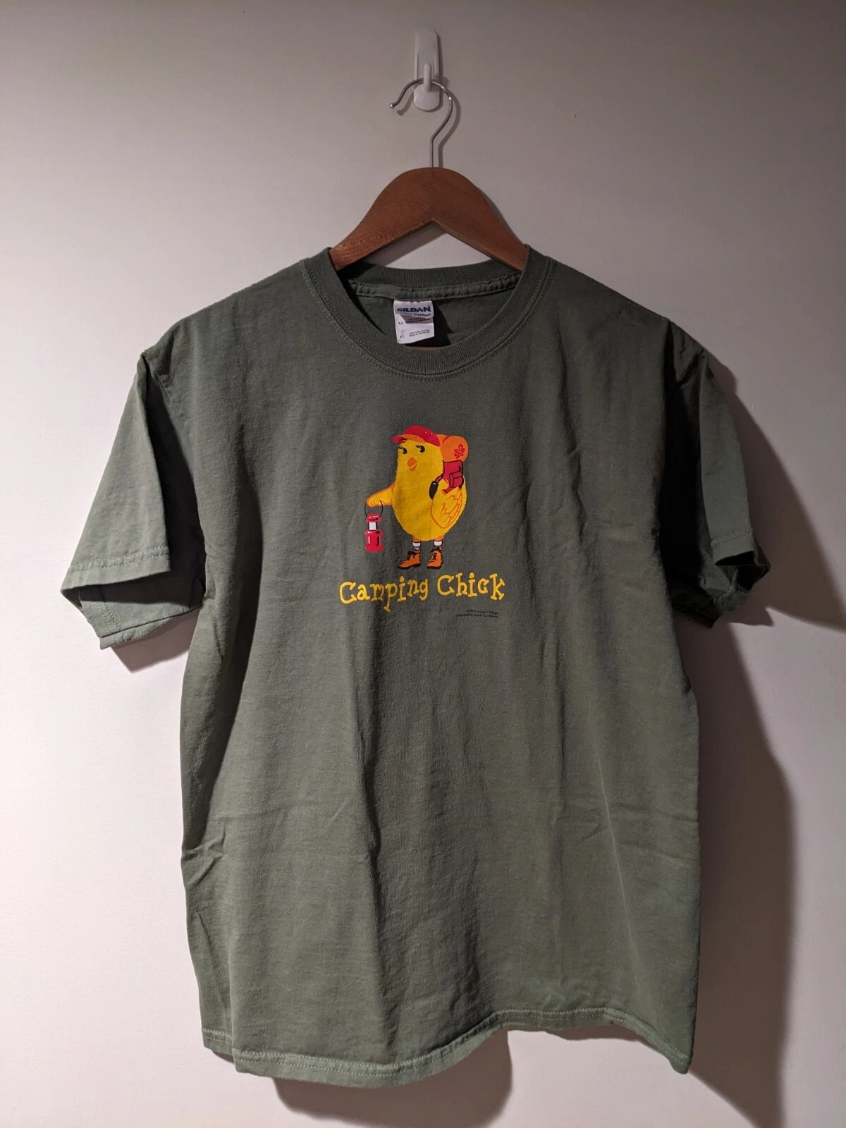 Vintage 2005 Camping Chick Hiking Cute Center Logo Green Medium T-Shirt