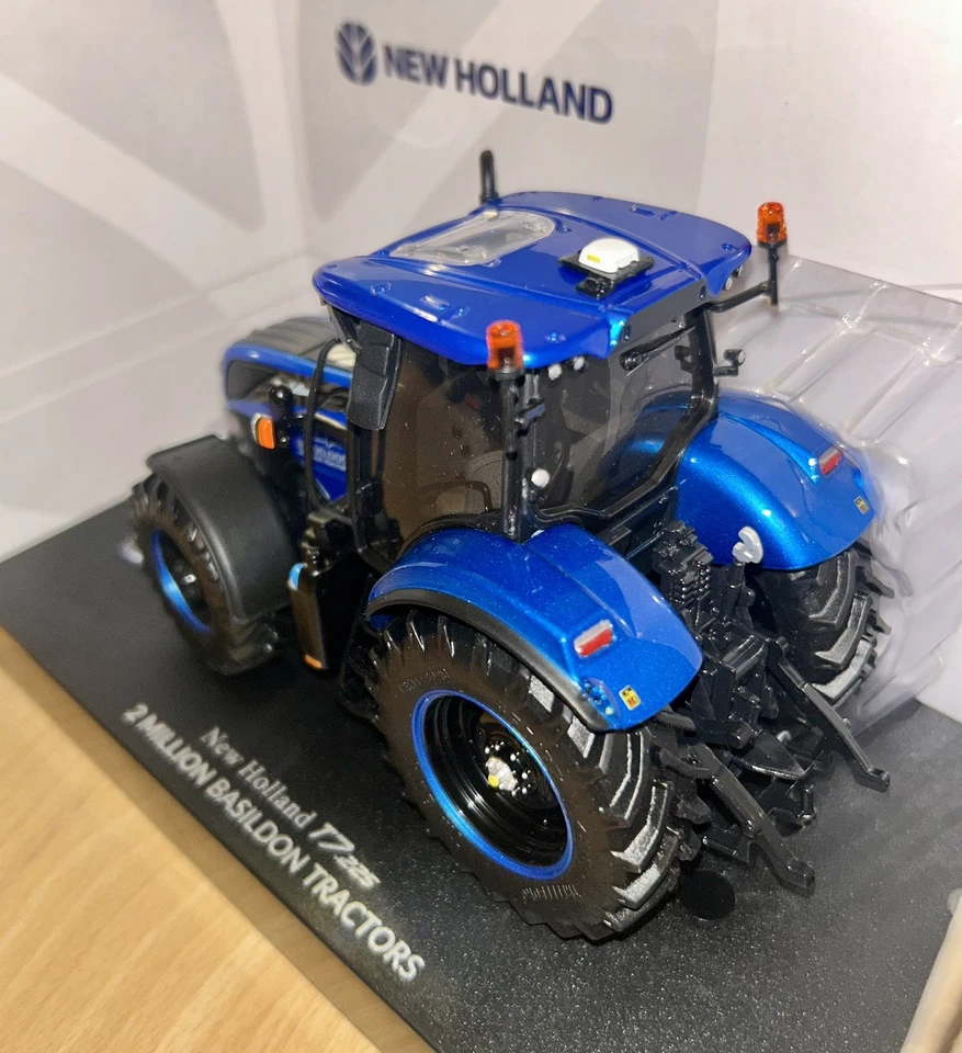 UNIVERSAL HOBBIES 1:32 SCALE NEW HOLLAND T7.225 - 2 Millionth Basildon Edition - Image 3 of 4