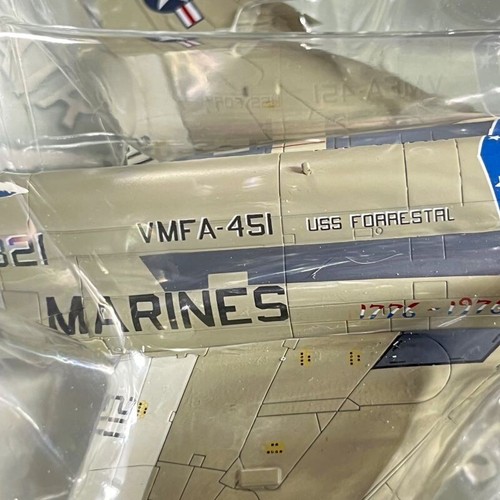 Hobby Master 1:72 HA1924 McDonnell Douglas F-4J Phantom II USMC VMFA-451 1976 - Imagen 17 de 19