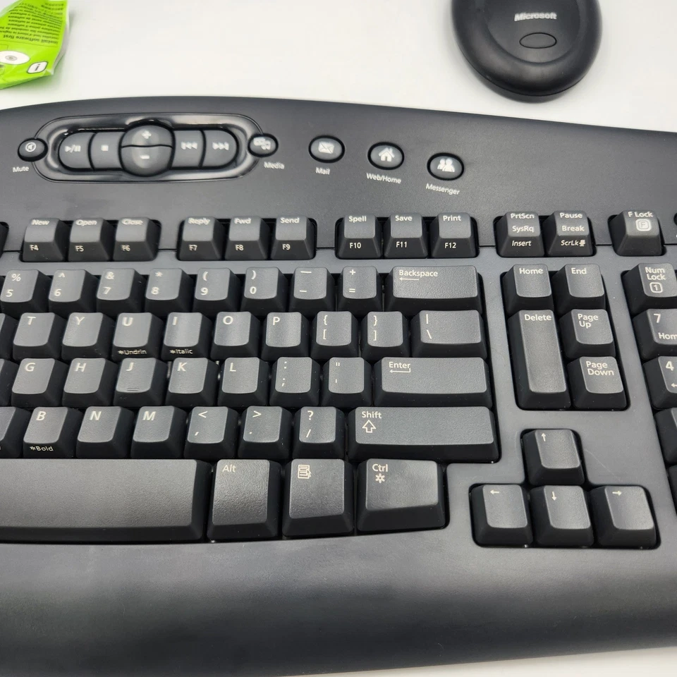 Microsoft Wireless MultiMedia Keyboard 1.1 & Optical Desktop Receiver 2.1 - Image 3 of 4
