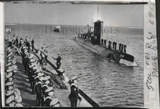 1958 Press Photo Military band & US submarine "Skate" & crew in the Netherlands