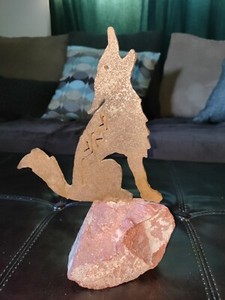 Metal Howling Wolf Figurine On A Large Rock * Tabletop Home Decor Shelf Sitter