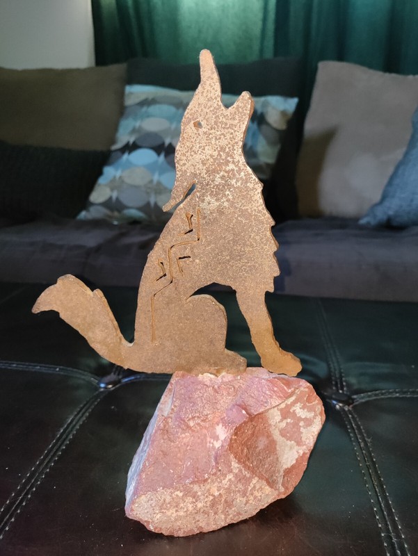Metal Howling Wolf Figurine On A Large Rock * Tabletop Home Decor Shelf Sitter