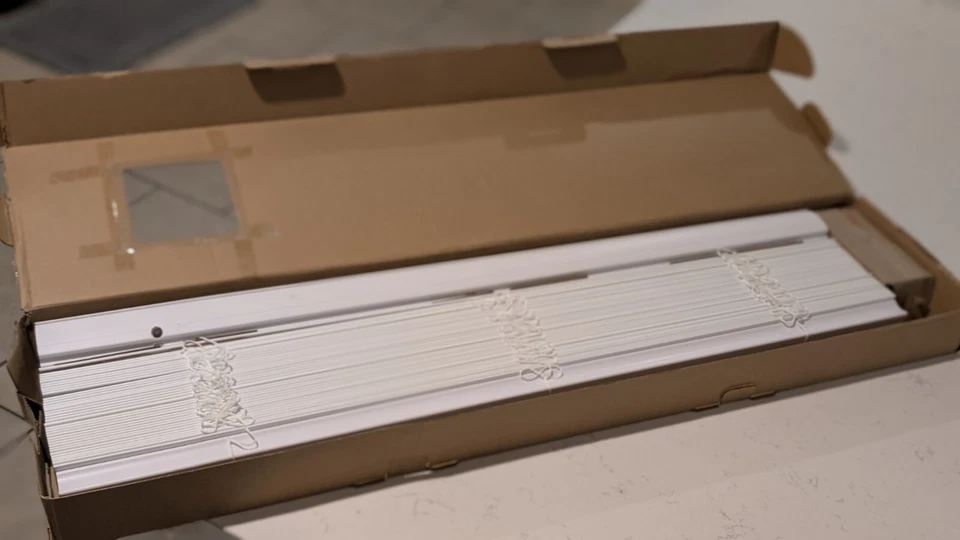 Coleção Home Decorators persianas de madeira sintética sem fio brancas 35" L x 72" L - Imagem 3 de 3